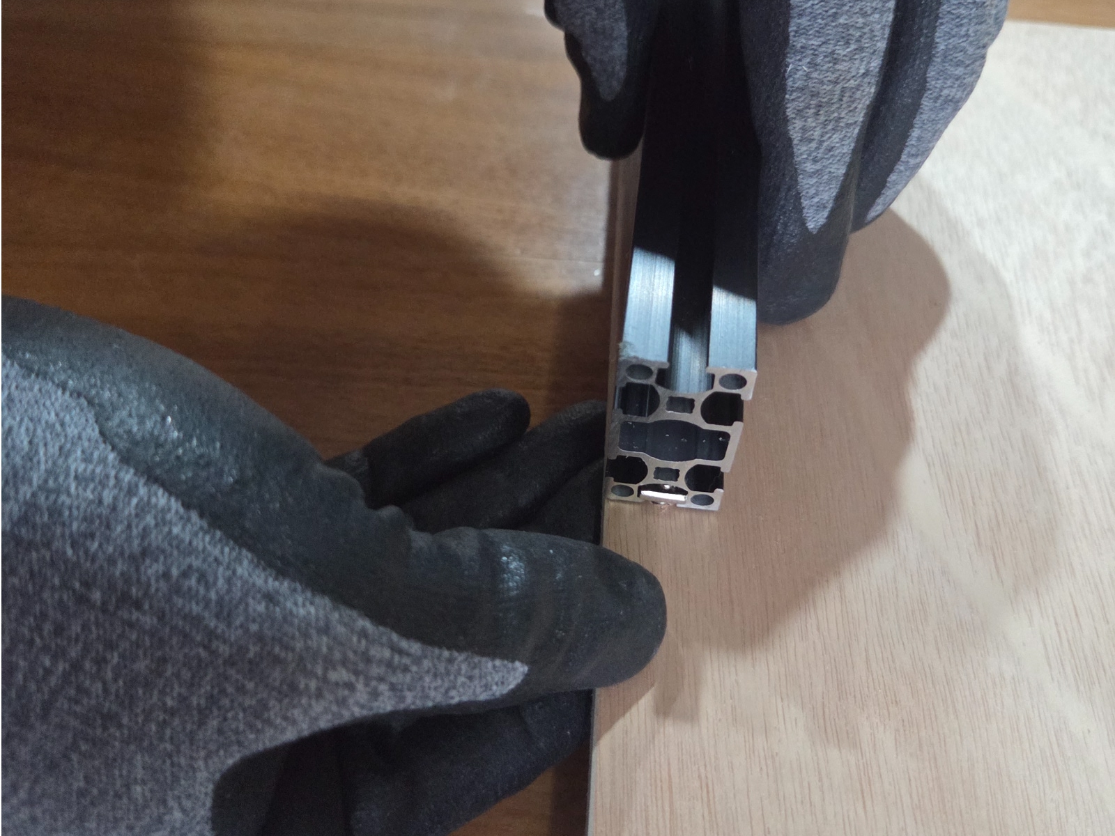 에어브릿지 사각너트를 프로파일 지지대 안으로 넣기