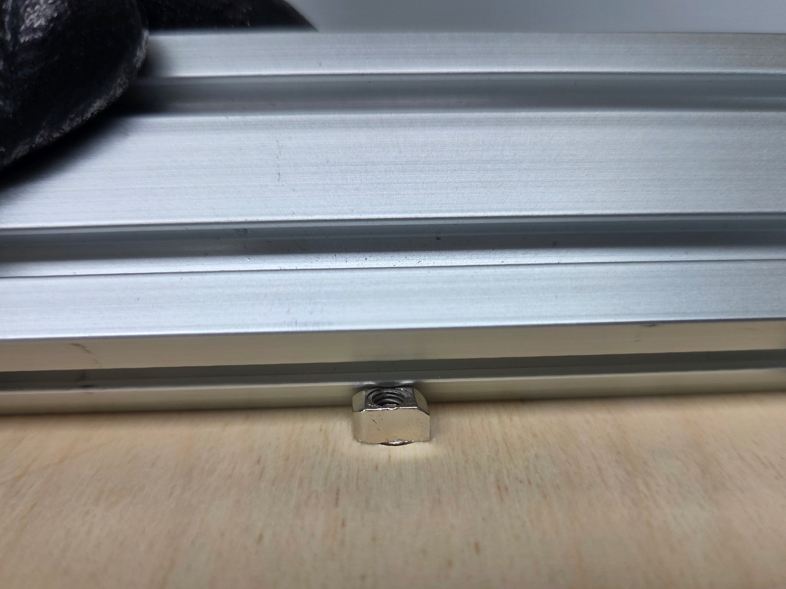 에어브릿지 20mm 렌치볼트와 T너트 조립